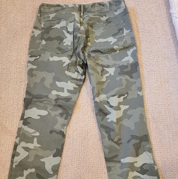 The Gap camo jeans, size 28 - Picture 3 of 5